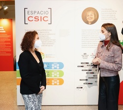Elena García, ingeniera industrial española realiza una explicación de la exposición tras la finalización del encuentro