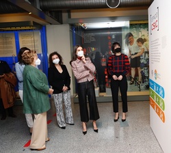Doña Letizia junto a las autoridades durante la visita a la exposición de los proyectos