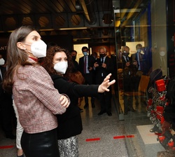 Doña Letizia atiende a la explicación del proyecto de exoesqueleto
