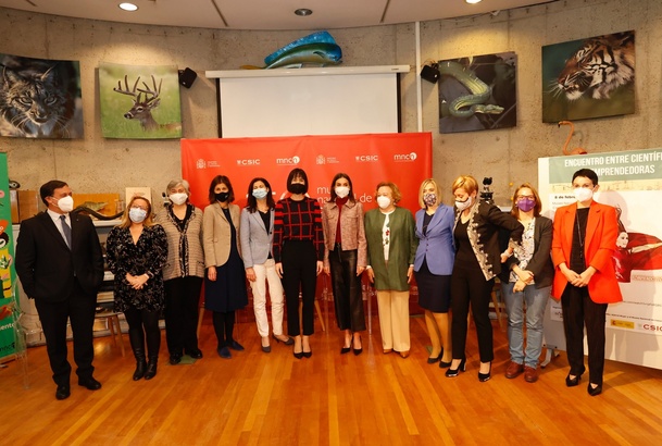 Su Majestad la Reina junto a las autoridades y participantes de la mesa redonda