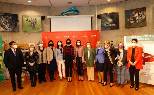Su Majestad la Reina junto a las autoridades y participantes de la mesa redonda
