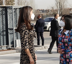 A su llegada, Su Majestad la Reina recibe el saludo de la ministra de Sanidad, Carolina Darias