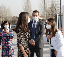 Doña Letizia recibe el saludo de las autoridades que la recibieron a su llegada al Hospital Quirón