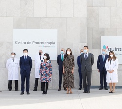 Fotografía de grupo de Su Majestad la Reina junto a las autoridades que la recibieron a su llegada