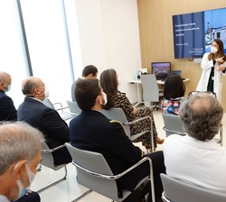 Doña Letizia durante la reunión previa a su visita por las intalaciones