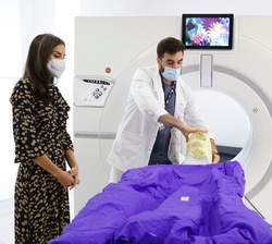 El coordinador de técnicos de Radioterapia explica el proceso a Doña Letizia