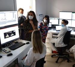 Su Majestad la Reina en la Sala de Control de Monitores del Centro de Protonterapia QuirónSalud