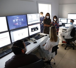Doña Letizia durante su visita por la Sala de Control de Monitores del Centro de Protonterapia QuirónSalud