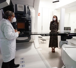 Su Majestad la Reina atiende a las explicaciones sobre el Proteus One, sistema único que es capaz de incidir en el tumor reduciendo el riesgo de dañar