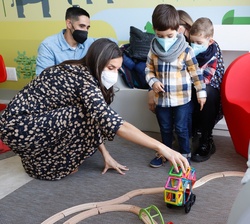 Doña Letizia juega con uno de los niños con los que ha coincidido durante su visita a las instalaciones