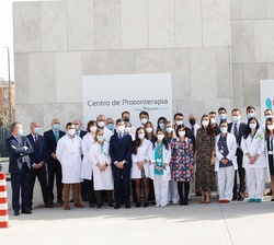 Su Majestad la Reina junto a las autoridades y un grupo de profesionales del Centro de Protonterapia QuirónSalud