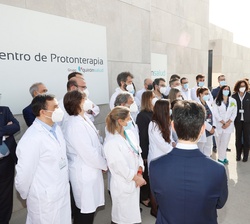 Tras la fotografía de grupo, Su Majestad la Reina agradece su trabajo a los profesionales 