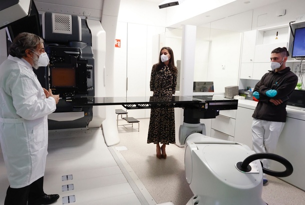 Su Majestad la Reina atiende a las explicaciones sobre el Proteus One, sistema único que es capaz de incidir en el tumor reduciendo el riesgo de dañar