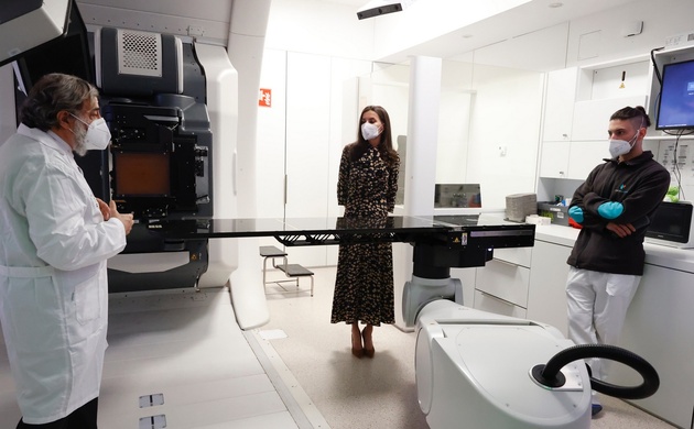 Su Majestad la Reina atiende a las explicaciones sobre el Proteus One, sistema único que es capaz de incidir en el tumor reduciendo el riesgo de dañar