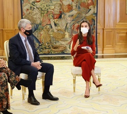 Doña Letizia conversa con los asistentes a la audiencia