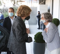 Su Majestad la Reina Doña Sofía, a su llegada, es recibida por la presidenta del Patronato de la Fundación Renal Íñigo Álvarez de Toledo, Isabel Enter