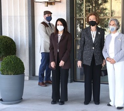 Doña Sofía junto a la presidenta del Patronato de la Fundación Renal Íñigo Álvarez de Toledo, Isabel Entero y a la secretaria de Estado de Sanidad, Si