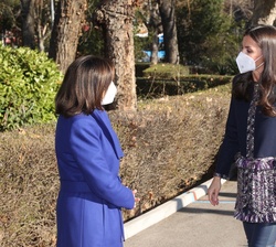 A su llegada, Su Majestad la Reina recibe el saludo de la ministra de Defensa, Margarita Robles