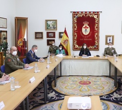 Su Majestad la Reina durante el desarrollo de la reunión de trabajo