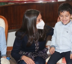 Doña Letizia charla con uno de los huérfanos