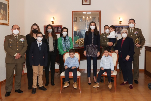 Fotografía de grupo de Su Majestad la Reina junto a la ministra de Defensa, autoridades , huérfanos y familiares