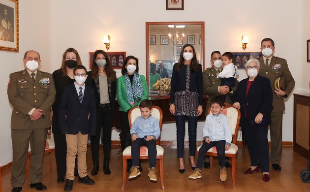 Fotografía de grupo de Su Majestad la Reina junto a la ministra de Defensa, autoridades , huérfanos y familiares