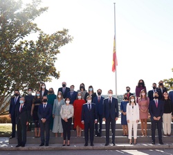Su Majestad el Rey con la XXI promoción del Cuerpo Superior de Interventores y Auditores del Estado, la bandera nacional permanece a media asta en señ
