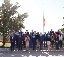 Su Majestad el Rey junto a los asistentes a la audiencia del Consejo de Administración de CESCE, la bandera nacional permanece a media asta en señal d