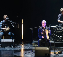 Eliseo Parra durante su actuación musical en la gala inaugural conmemorativa de los actos del V centenario del fallecimiento de Antonio de Nebrija