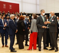 El Rey conversa con los asistentes momentos antes el inicio del acto