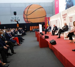 Desarrollo de la mesa redonda “40 años de compromiso con la sociedad”