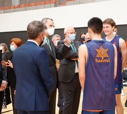 Encuentro de Don Felipe con alumnos de la escuela de baloncesto