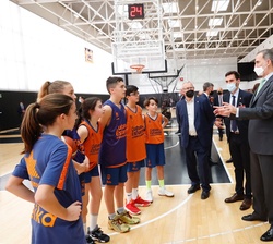 Don Felipe conversa con los alumnos de baloncesto