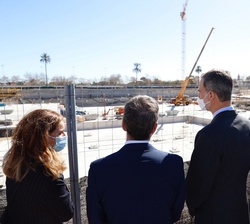 Su Majesatad el Rey contempla las obras de ampliación