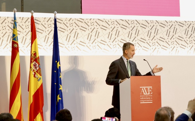 Su Majestad el Rey durante su intervención en la clausura de la Asamblea General de la Asociación Valenciana de Empresarios (AVE)
