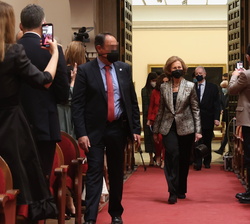Su Majestad la Reina Doña Sofía recibe una calurosa bienvenida a su llegada la salon de actos de la Real Academia de Bellas Artes de San Fernando