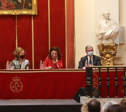 Doña Sofía en la mesa presidencial durante la intervención de la presidenta de la Fundación Eduardo León Jimenes