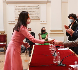Su Majestad la Reina Doña Sofía hace entrega del diploma a Felipa Jove, Premio Iberoamericano de Mecenazgo en la categoría España