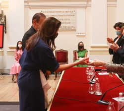 Su Majestad la Reina Doña Sofía hace entrega del diploma a Jorge M. Pérez y Darlene Boytel-Pérez, Premio Iberoamericano de Mecenazgo en la categoría L