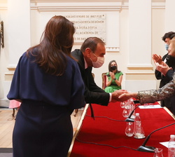 Su Majestad la Reina Doña Sofía hace entrega del diploma a Jorge M. Pérez y Darlene Boytel-Pérez, Premio Iberoamericano de Mecenazgo en la categoría L