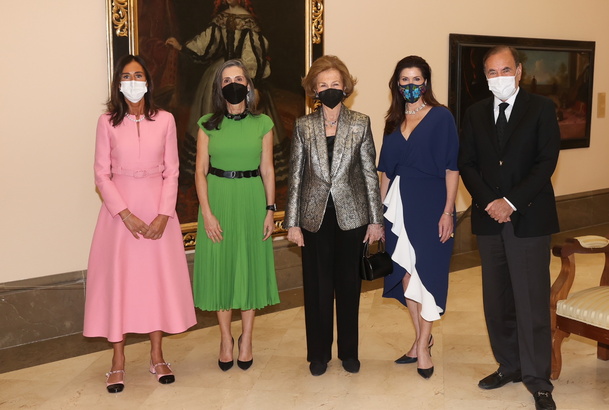 Fotografía de grupo de Doña Sofía con los galardonados con los “Premios Iberoamericanos de Mecenazgo 2022”