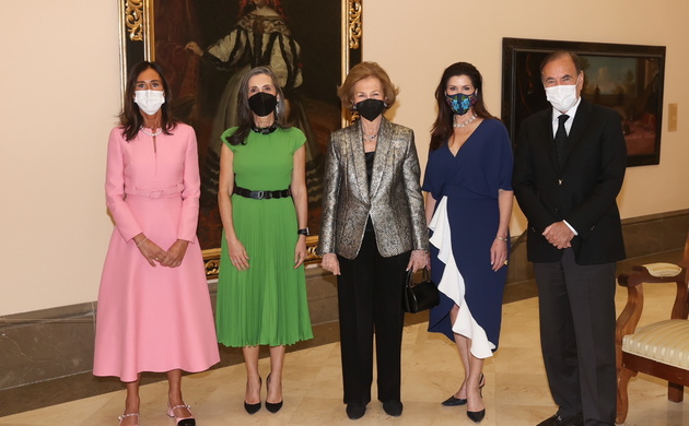 Fotografía de grupo de Doña Sofía con los galardonados con los “Premios Iberoamericanos de Mecenazgo 2022”