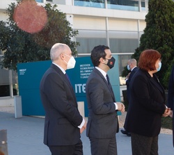 El Rey, tras su llegada a Paterna, recibe el saludo de las autoridades