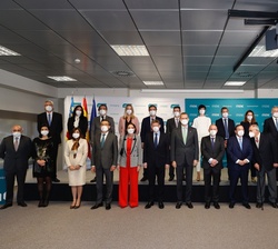 Su Majestad el Rey junto a autoridades y personal responsable del ITENE