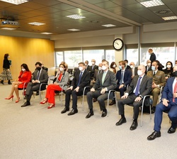 Don Felipe al comienzo de la exposición sobre el ITENE