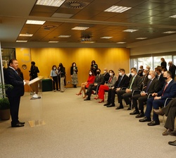 El Rey durante la exposición a cargo de Javier Zabaleta, director general de ITENE