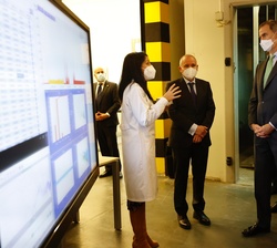 Don Felipe recibe explicaciones durante la visita