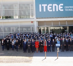 Fotografía de grupo de la visita de Su Majestad el Rey al ITENE