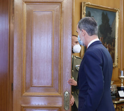 Su Majestad el Rey acompañado del Presidente de la República de Serbia, Aleksandar Vučić y las delegaciones participantes se dirijen al despacho de Do