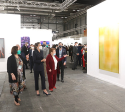Doña Letizia durante su recorrido por las galerías de arte